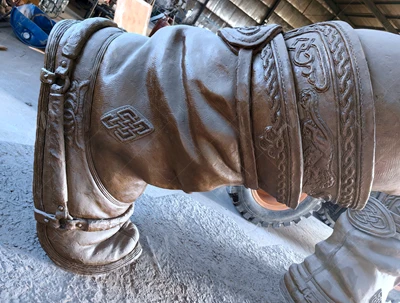 Meisterhaftes Schweißen auf einer Bronzegussskulptur