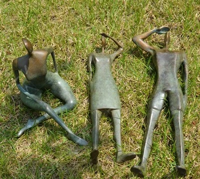 Zeitgenössische Bronzestatue „Die Reisenden“.