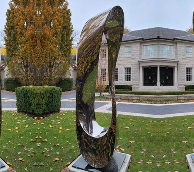 Möbius-Skulptur aus Stahl